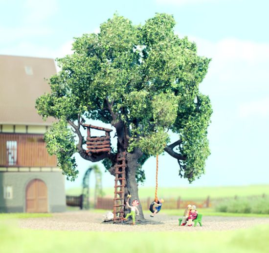 Picture of Oak with Treehouse