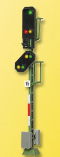 Picture of HO Entrance signal light with pre-signal