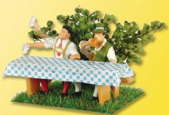 Picture of HO Beer drinkers at a table, action figures